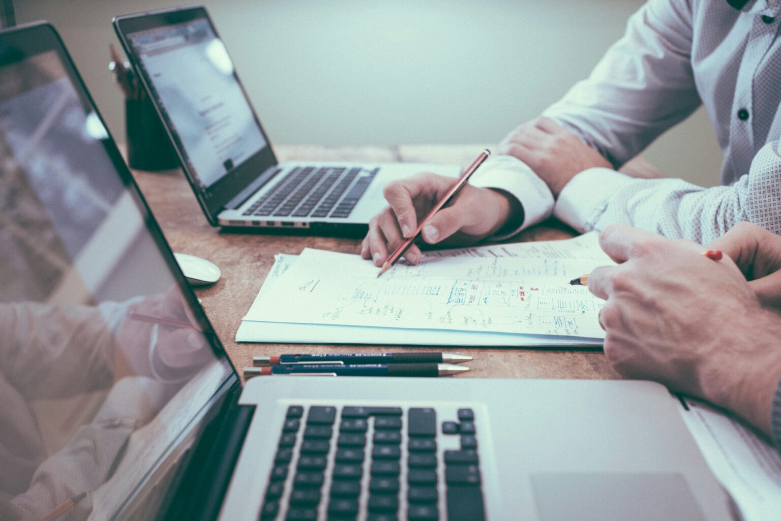 Trabajo de contabilidad en un escritorio