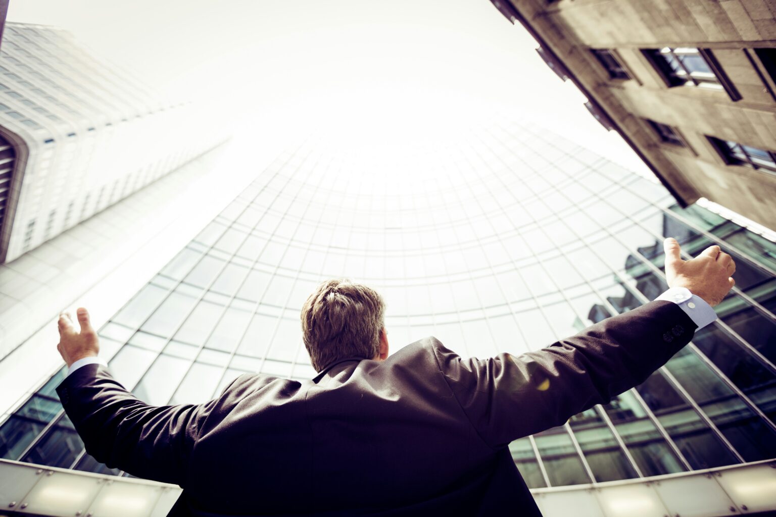 Profesional de negocios frente a edificios